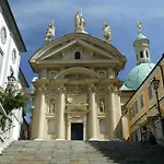 Апартаменти Elegant In *